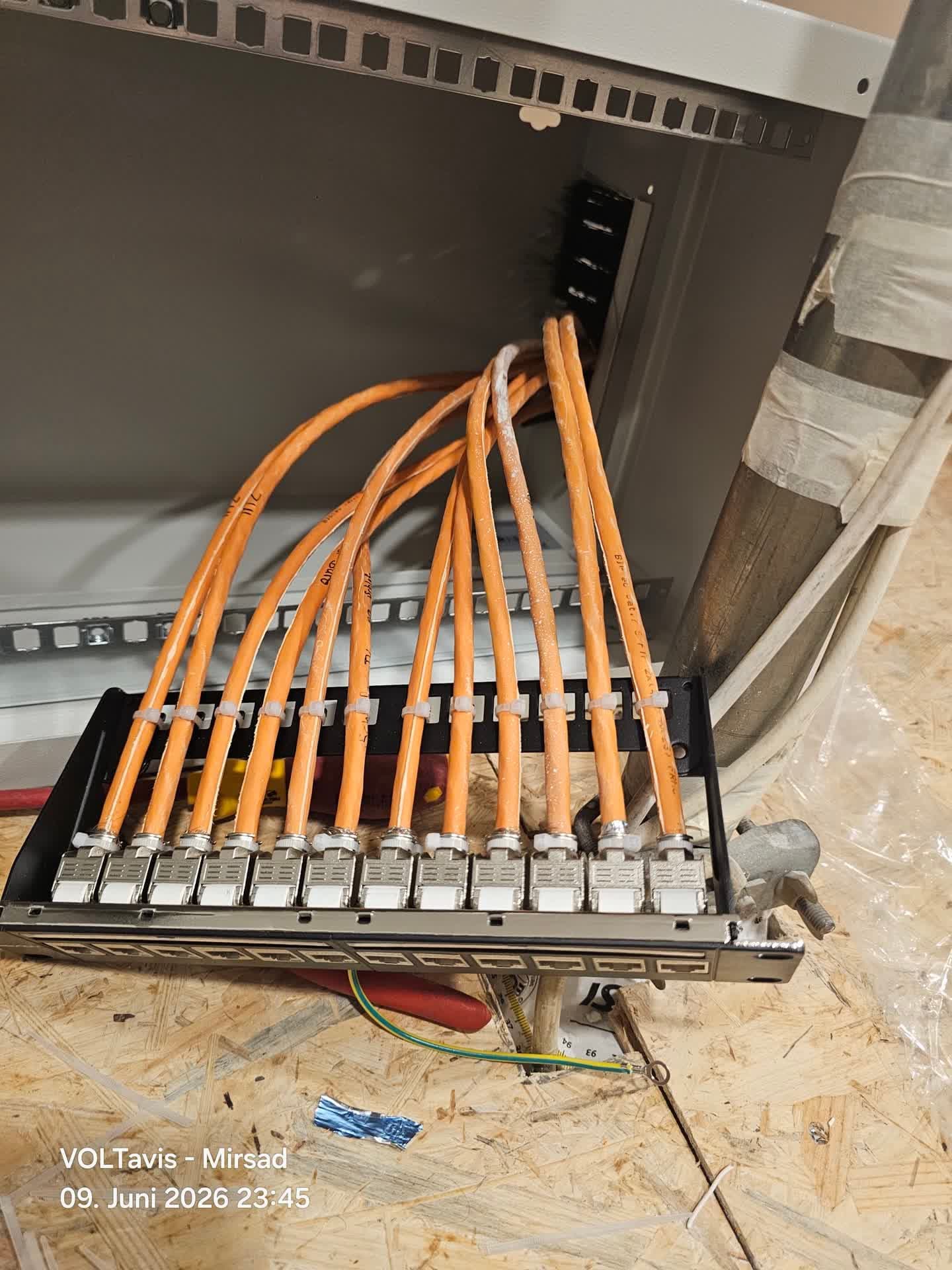 Internet & Patchpanel Ludwigshafen – Cat7 Cat8 Keystone Patch Panel Aufgelegt Nahaufnahme, Referenzfoto 2 von 4 (VOLTavis - Elektrotechnik Meisterbetrieb)
