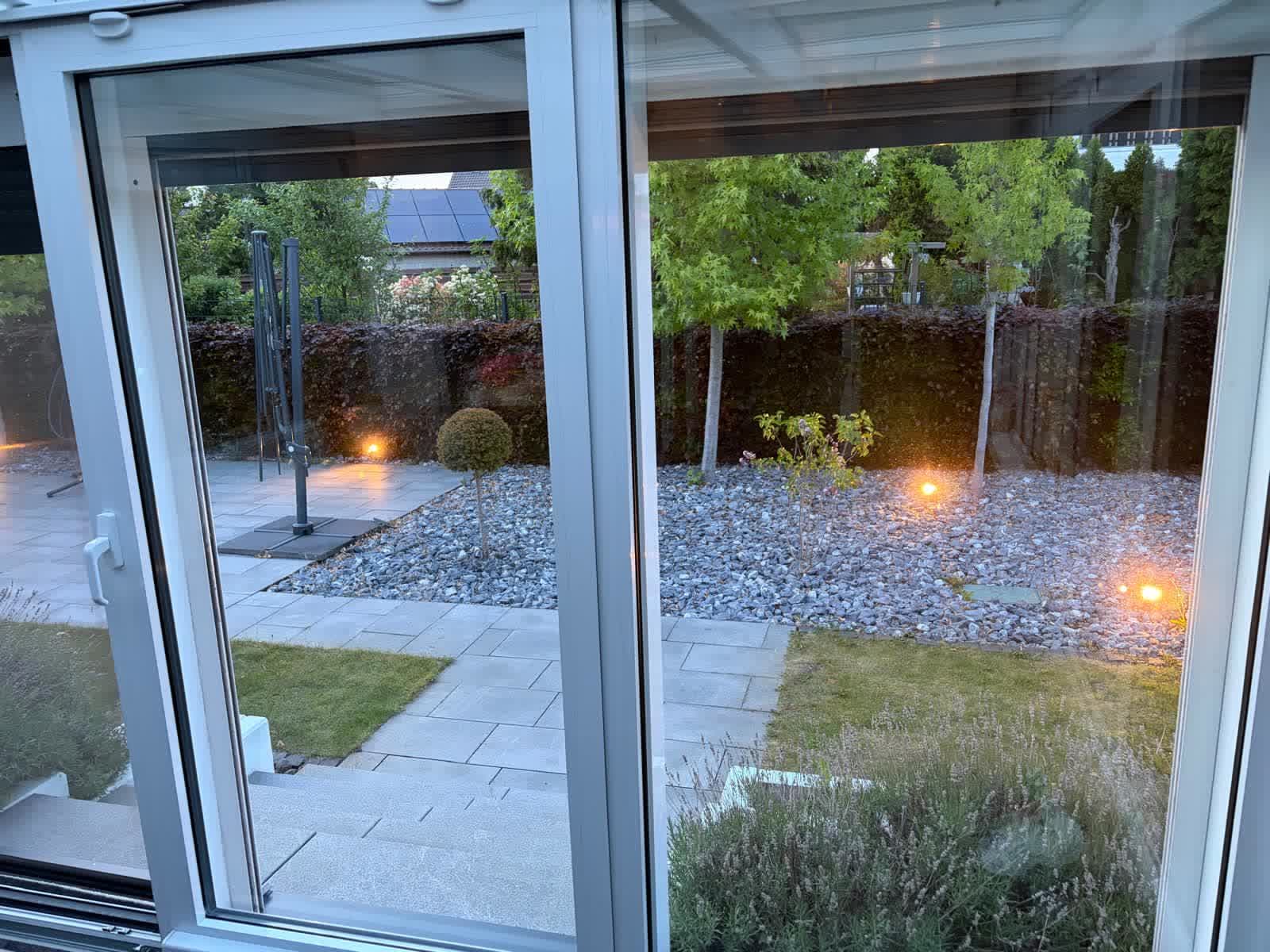 Beleuchtung Ludwigshafen – Steinel Garten Außenleuchte leuchtet auf Haus Hausansicht, Referenzfoto 1 von 8 (VOLTavis - Elektrotechnik Meisterbetrieb)