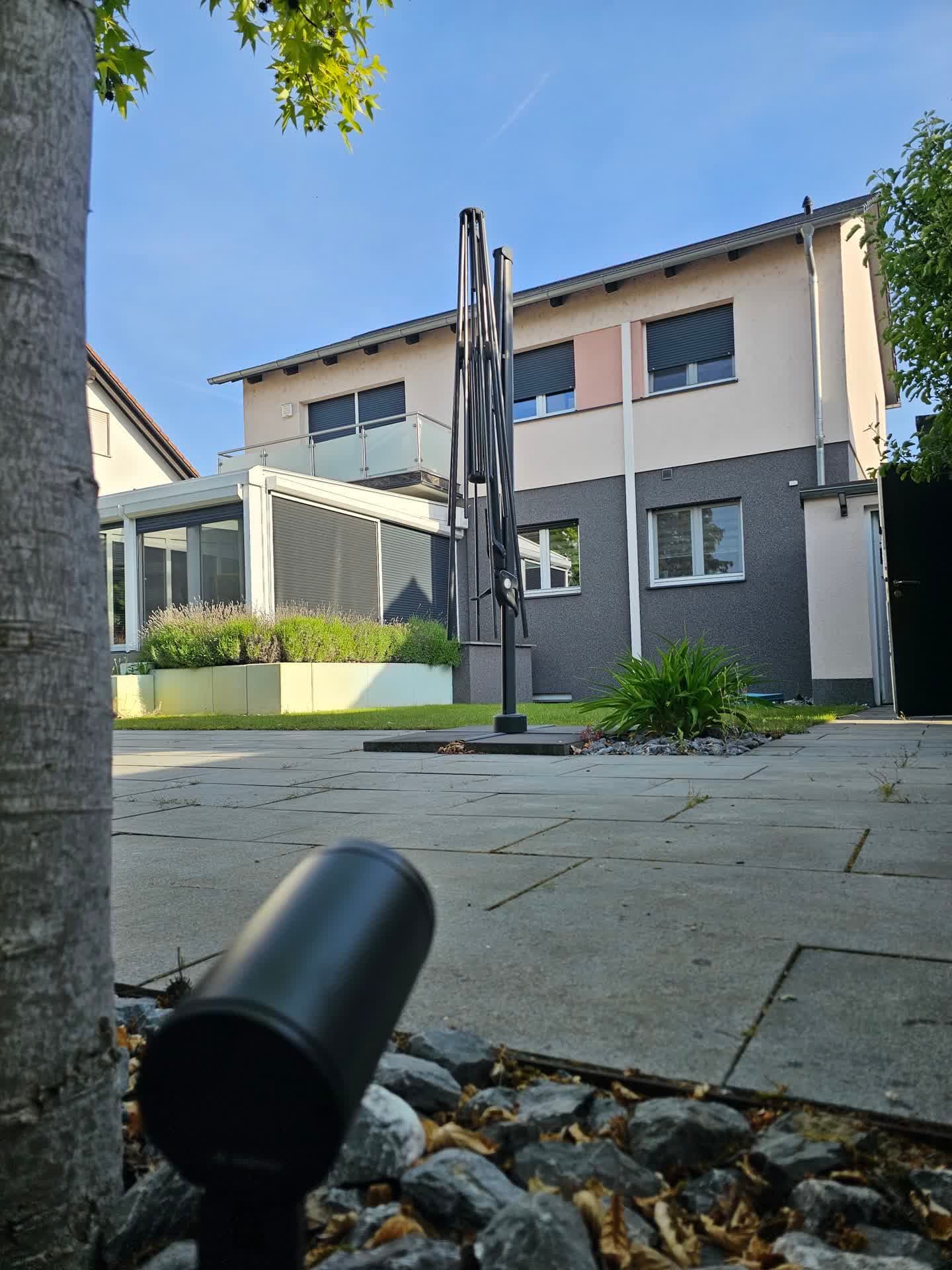 Beleuchtung Ludwigshafen – Steinel Garten Außenleuchte leuchtet Richtung Haus Gartenansicht, Referenzfoto 2 von 8 (VOLTavis - Elektrotechnik Meisterbetrieb)