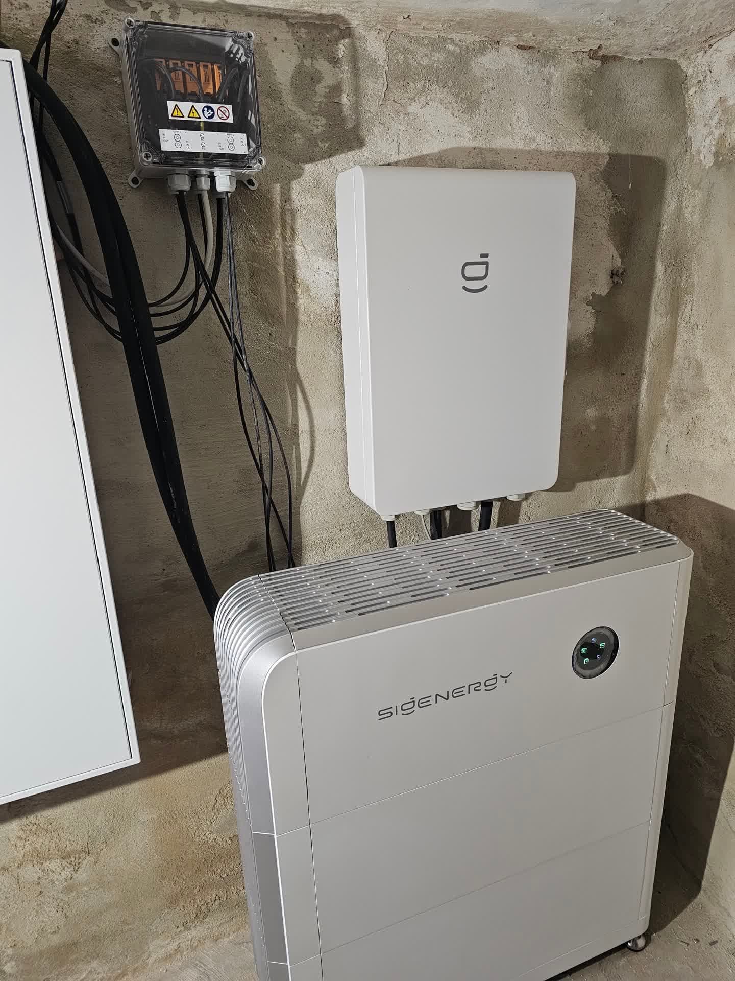Photovoltaik Ludwigshafen – Pv Speicher Wechselrichter Keller, Referenzfoto 2 von 7 (VOLTavis - Elektrotechnik Meisterbetrieb)